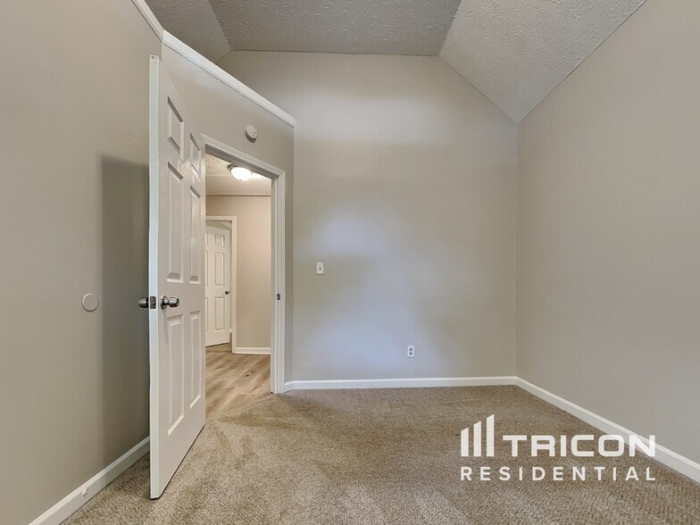 Building Photo - 40 Fair Ridge Ct