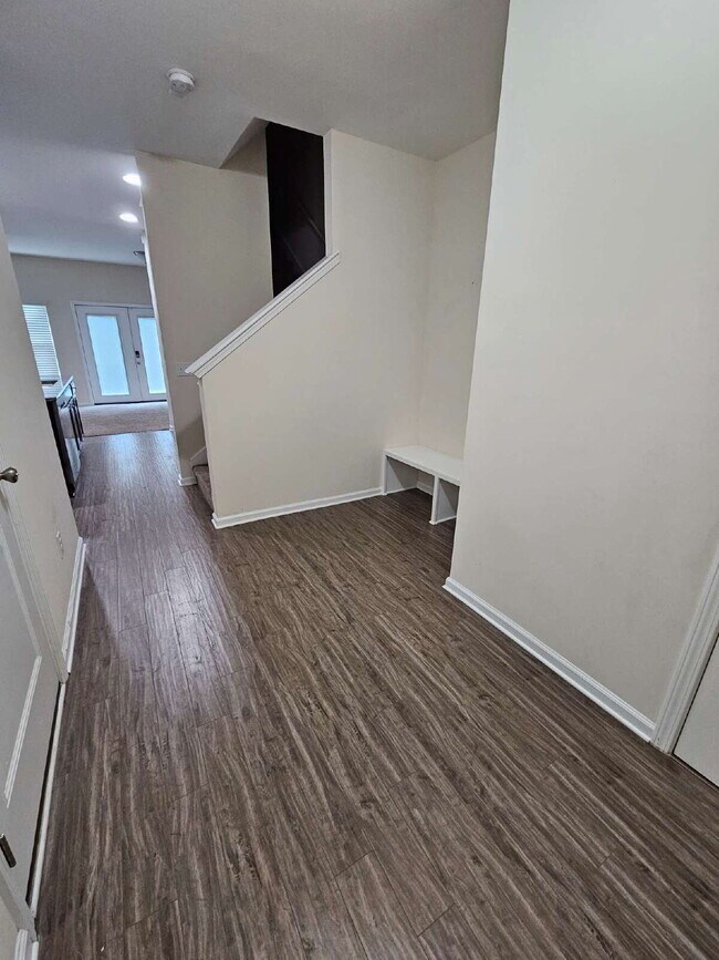 Building Photo - Luxury Townhouse in Richmond Hill.  Get Bu...