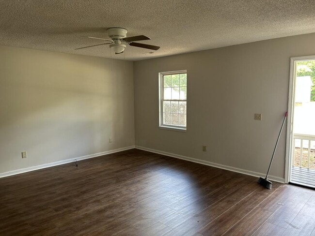 Building Photo - 1727 W Pine Lake Dr