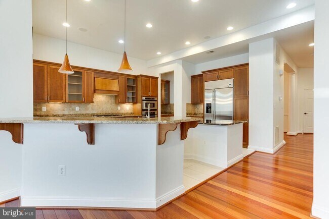 Building Photo - 18353 Fairway Oaks Square