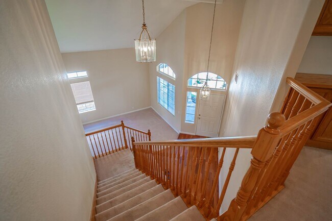 Building Photo - Stunning 5-Bedroom Home with Community Poo...