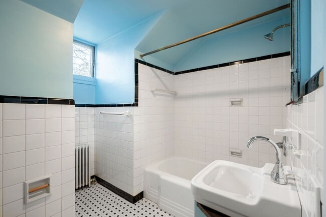 Building Photo - Quaint 1 Bedroom/1 Bathroom Cottage Style Apartment in Richmond ***Available NOW***