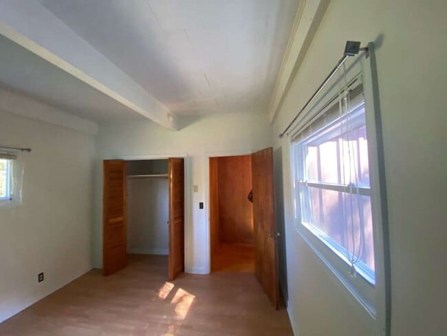 Building Photo - 218 Hillside Dr