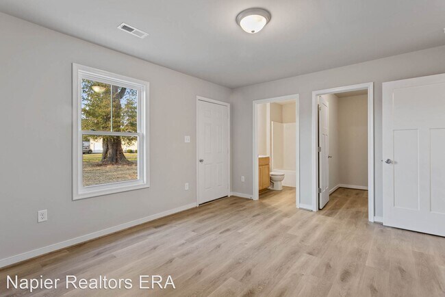 Building Photo - 3 br, 2 bath House - 24802A and 24802B Cox...