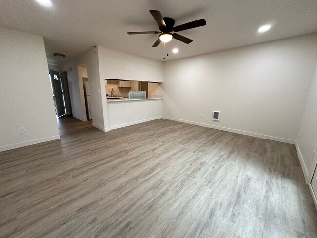 Building Photo - 3 Bedroom Cornelius Duplex, with Lots of U...