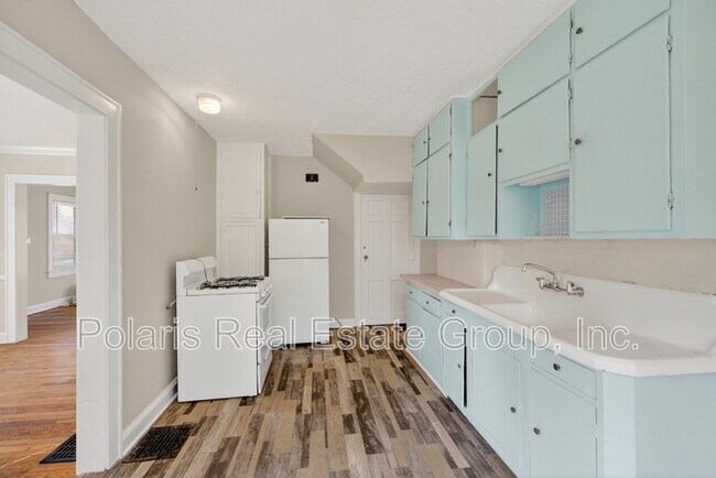 Building Photo - 715 E 60th St