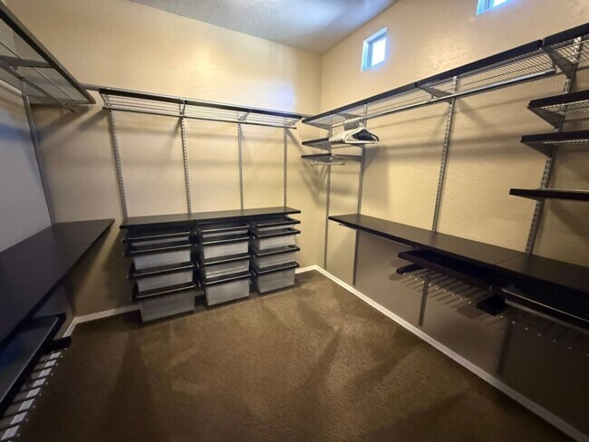 Building Photo - Beautiful 6 Bedroom - 4 Bath w/Private Poo...