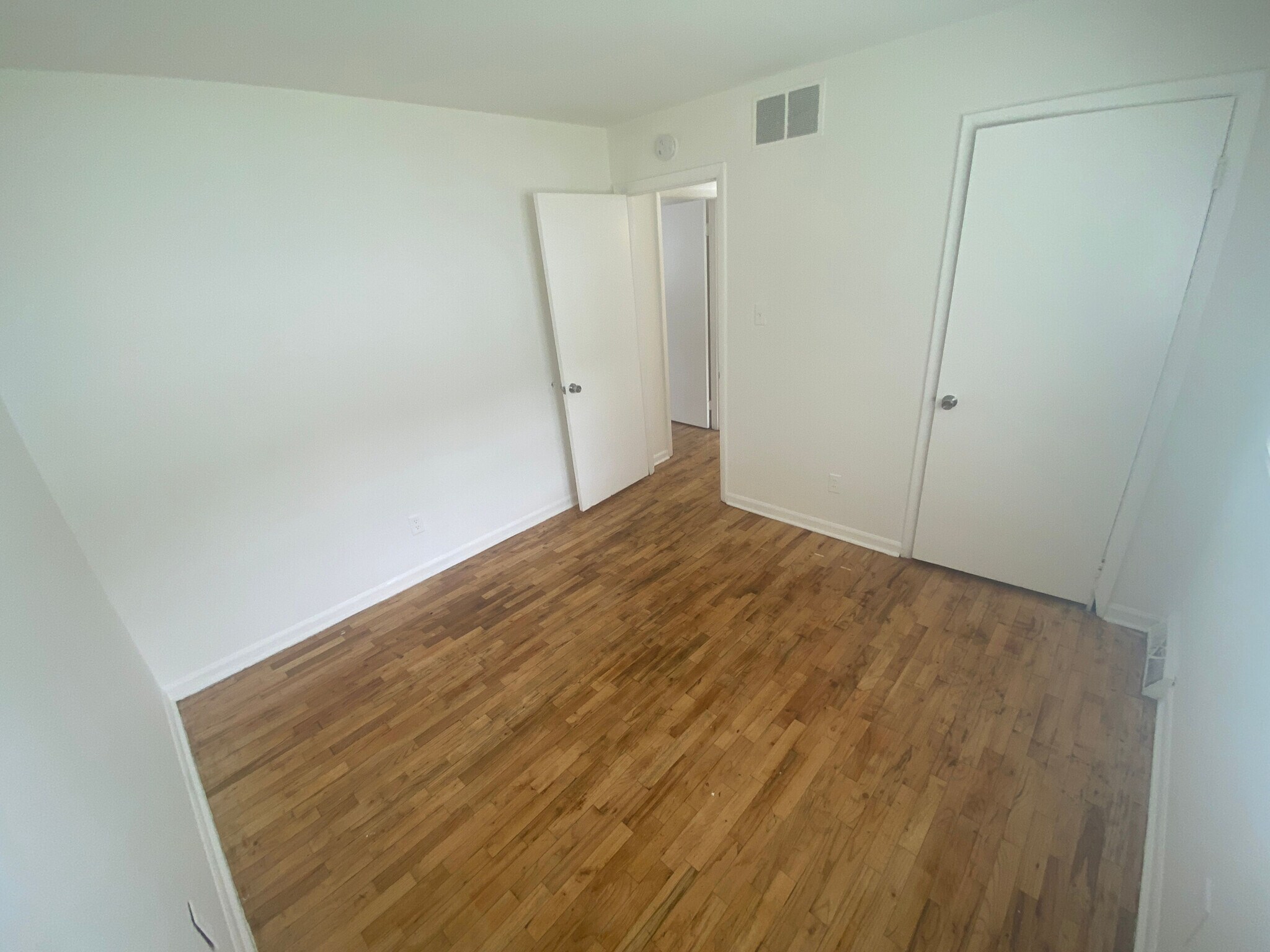 Building Photo - Room in Apartment on Greenbriar Rd