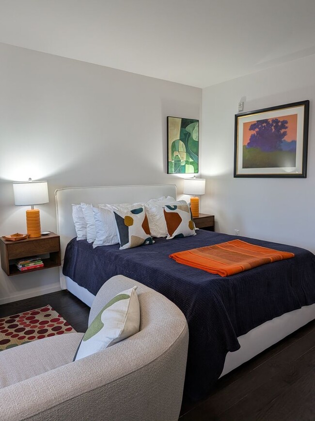 Building Photo - Studio Apartment Home on Top Floor with views of City Hall!