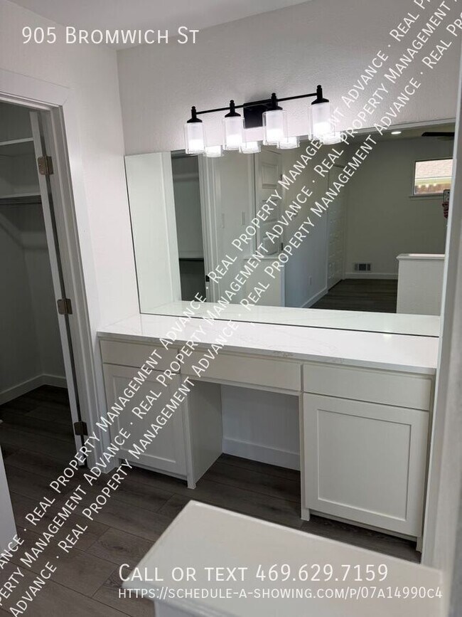 Building Photo - 905 Bromwich St