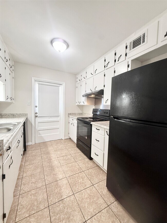 Building Photo - 500 Willow Dr