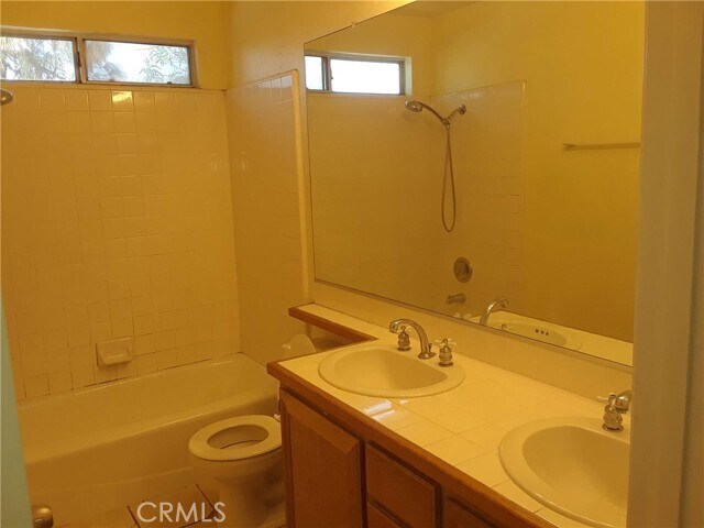 Building Photo - 828 Greenwich Ct