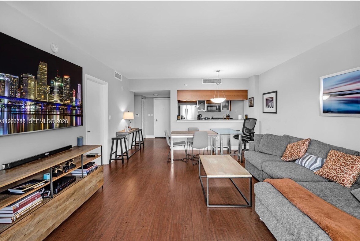 Building Photo - 1800 N Bayshore Dr