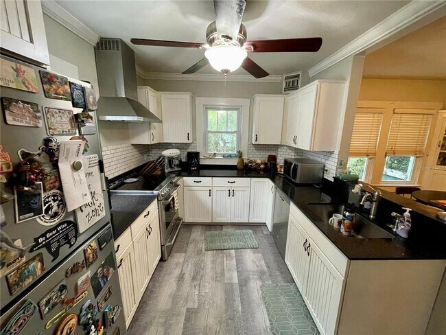 Building Photo - 2120 8th Ave W