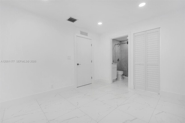 Building Photo - 810 SW 14th Ct