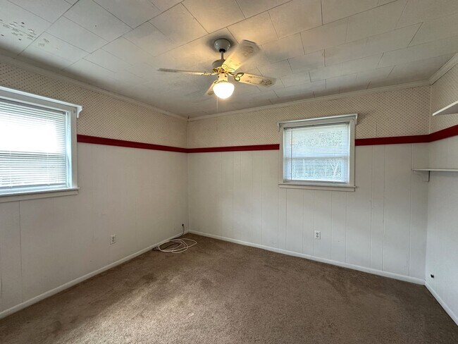 Building Photo - Small Town Living