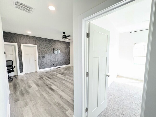 Building Photo - 211 Crooked Cedar Way