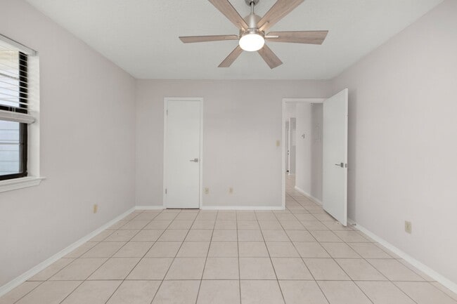 Building Photo - Freshly Updated Gulf Breeze Gem with New Appliances!
