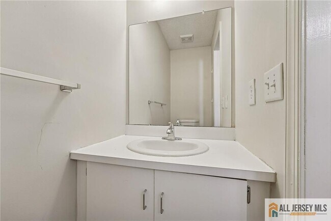 Building Photo - 8 Marsh Ct