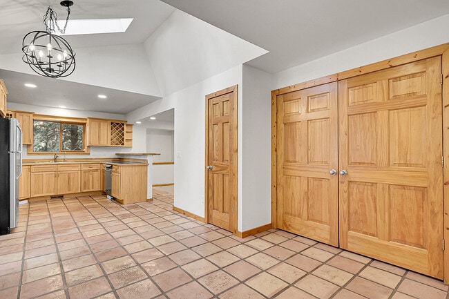 Building Photo - 28192 Shadow Mountain Dr