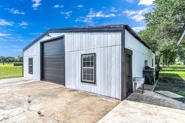 Building Photo - 215 Little Dogie Rd