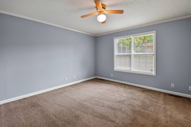 Building Photo - Pet Friendly on Three Acres!