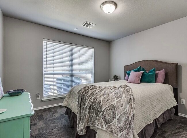 Building Photo - 10704 NW 32nd St