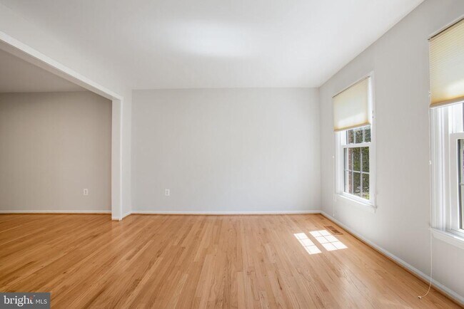 Building Photo - 9010 Lake Braddock Dr