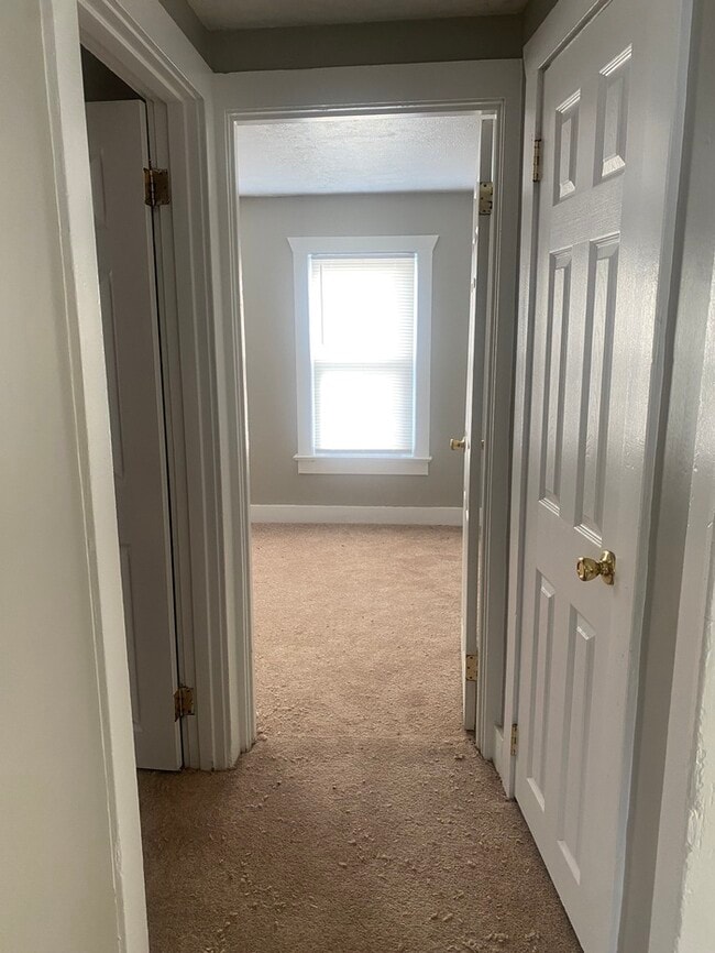 Building Photo - Move In Ready 3 Bedroom Home in a Central Location