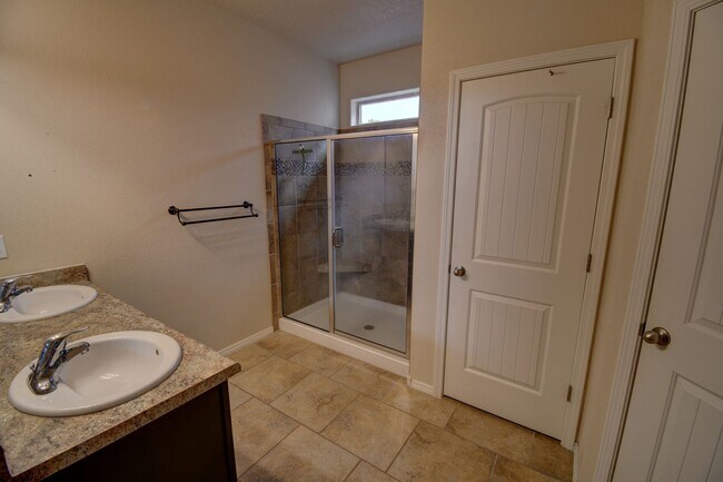 Building Photo - Beautiful Single Story ------3 Bedroom 2 B...