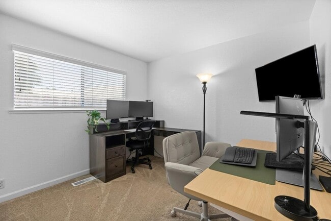Building Photo - 930 Apple Ct