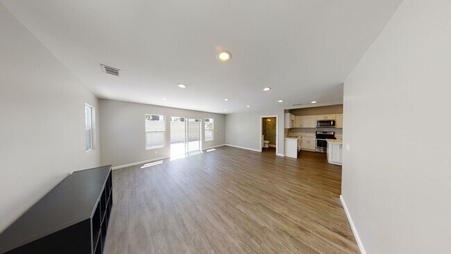 Building Photo - Large Property w/ 2 Kitchens!!