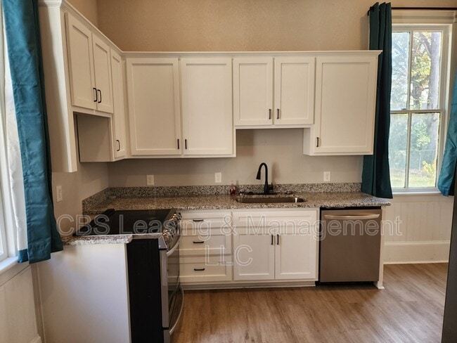 Building Photo - 2908 10th Ave