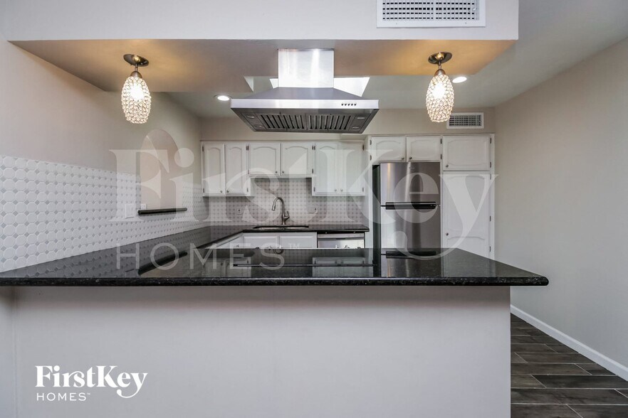 Building Photo - 1707 S Hardy Dr