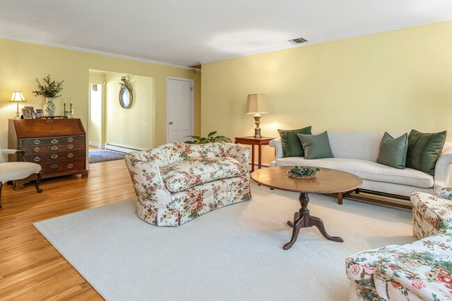 Building Photo - 261 Linden Tree Rd
