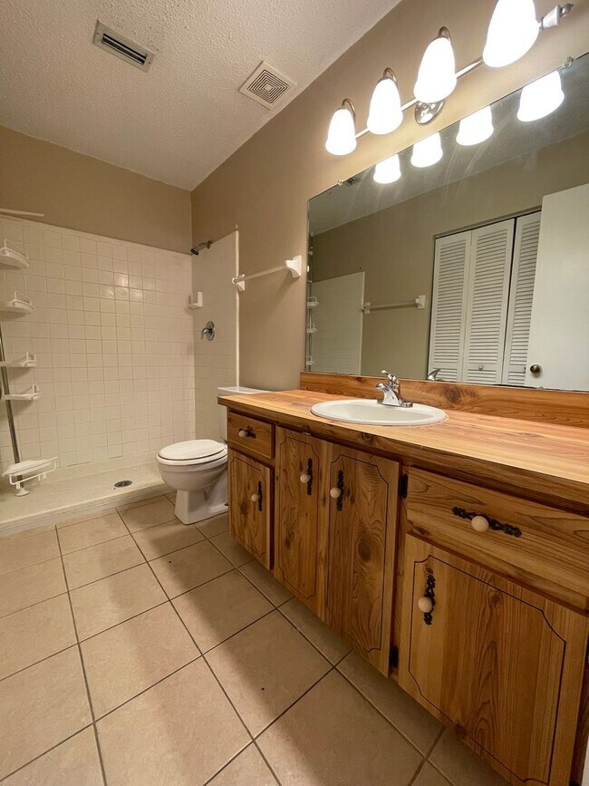 Building Photo - Townhome in Ormond Beach