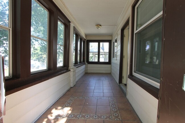 Building Photo - Large 5 Bedroom Home! Available Now.  Plen...