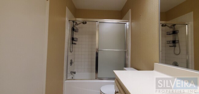 Building Photo - Cozy 2 bedroom 2 Bath home near Stowell and Broadway!