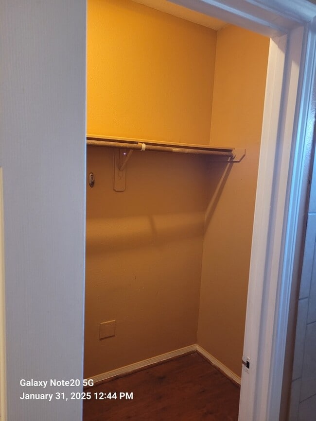 Building Photo - 6934 Paris St