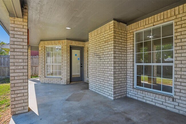 Building Photo - 1518 New Haven Dr