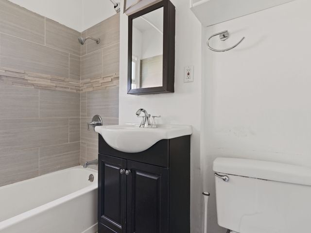 Building Photo - 2117 Stewart St