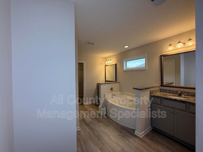 Building Photo - 636 Spanish Olive Wy