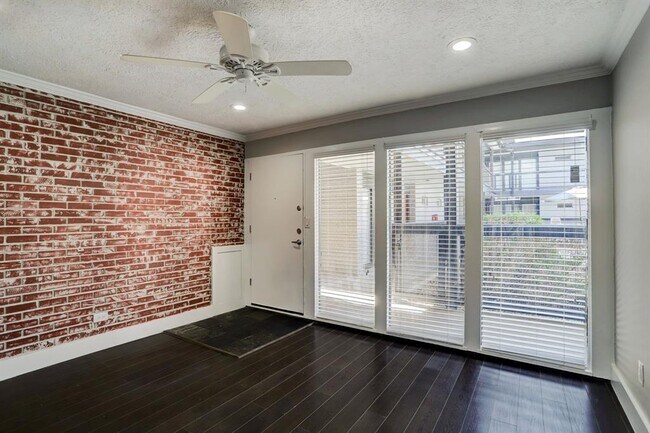 Building Photo - 1501 Hyde Park Blvd