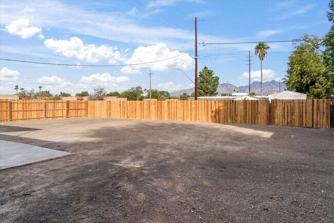 Building Photo - Great Eastside Home!