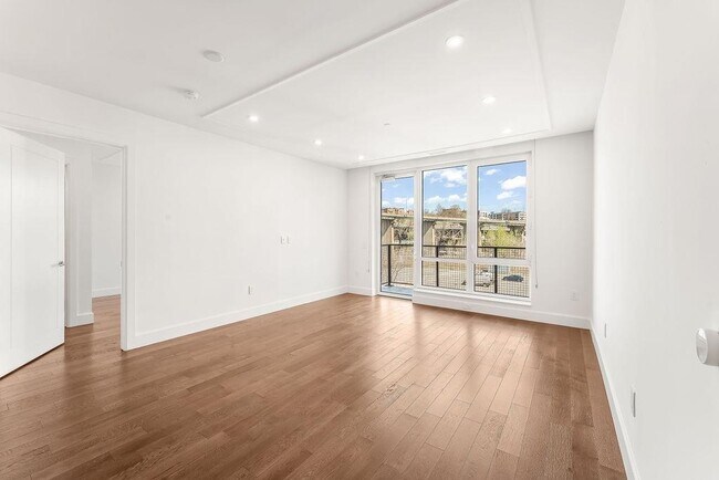 Building Photo - 372 9th St