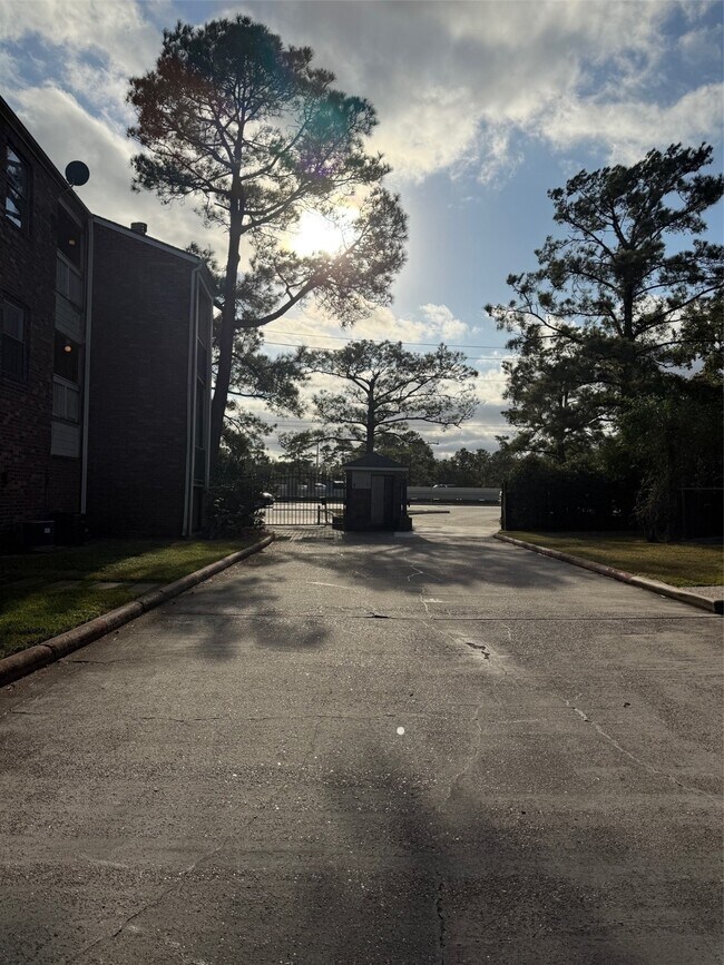 Building Photo - 2501 Gulf Fwy