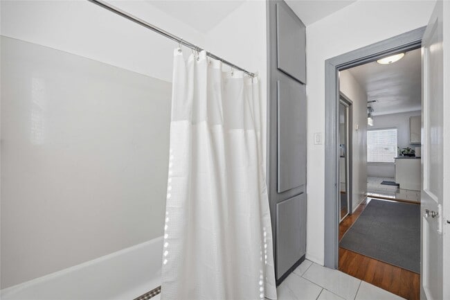 Building Photo - 1546 Lombardy St