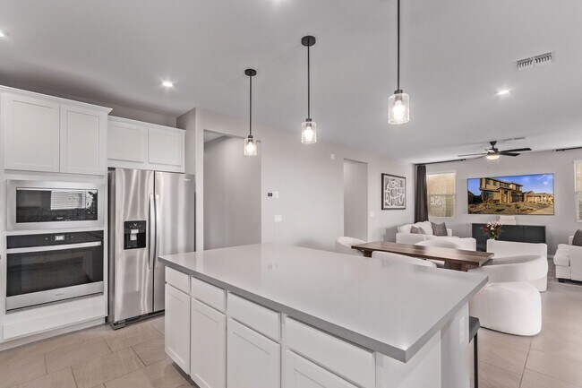 Building Photo - BEAUTIFUL 5 bedroom plus loft!