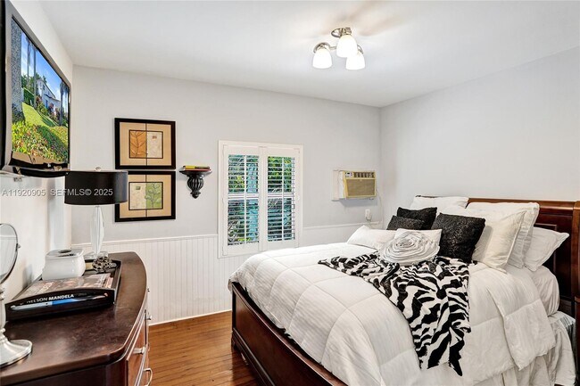 Building Photo - 940 Hollywood Blvd