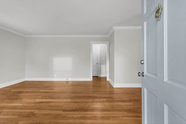 Building Photo - Conveniently Located off Memorial Dr! Lovely 2 Bed 1 Bath Home!